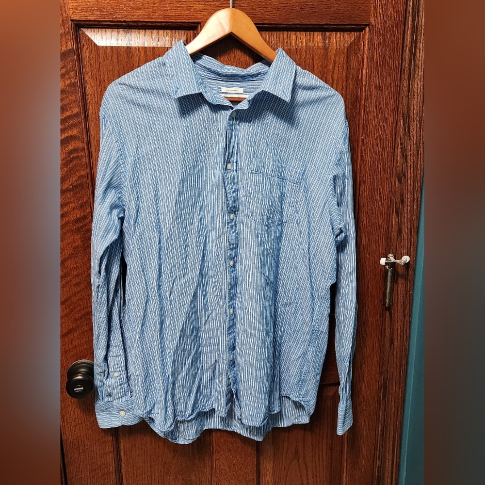 Old Navy Men's long sleeved button down shirt